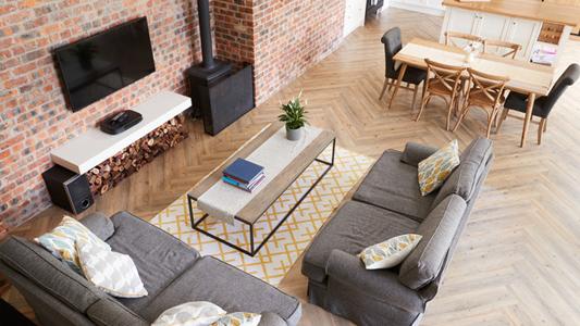 Jak uspořádat nábytek v obývacím pokoji? Praktické tipy